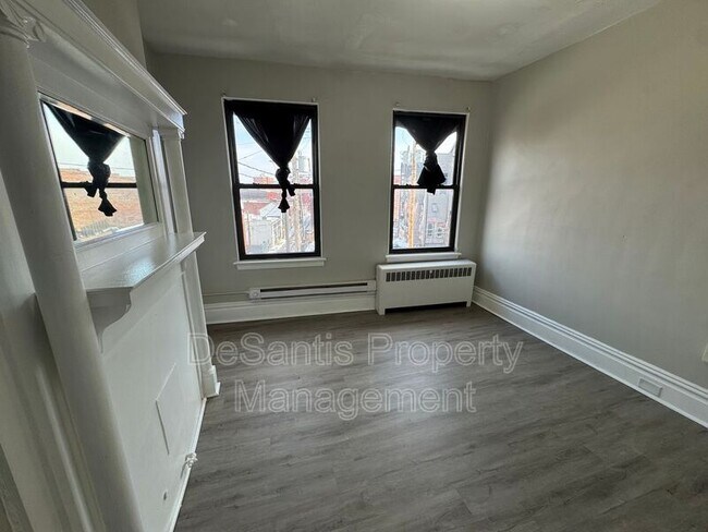 Building Photo - 810 Amity St
