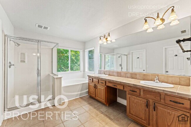 Building Photo - "Spacious 4-Bedroom Retreat with 2.5 Baths...