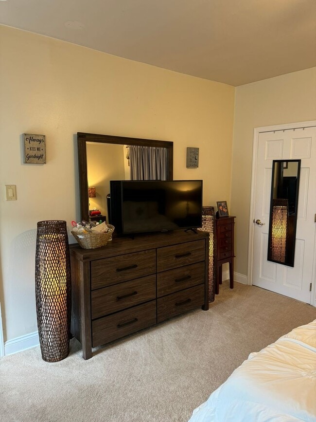 Building Photo - 412 E 4th St