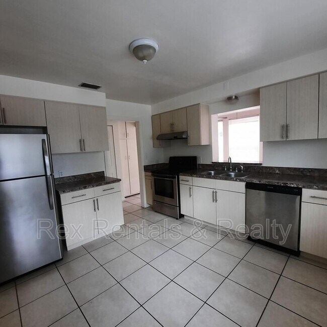 Building Photo - 834 38th Ave N