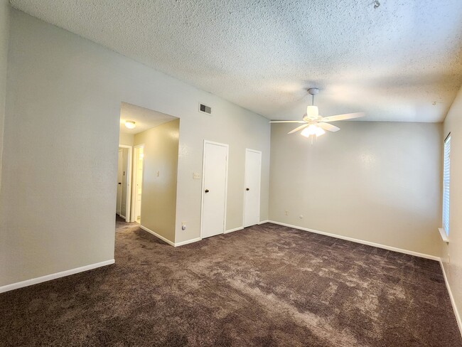 Building Photo - 17742 Kings Park Ln