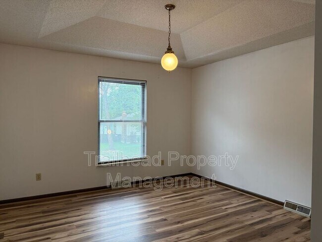 Building Photo - 8923 N Walnut St