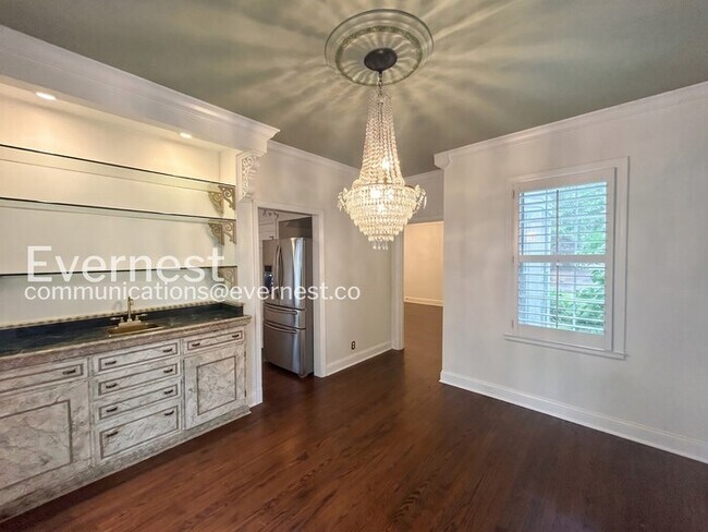 Building Photo - 756 S Willett St