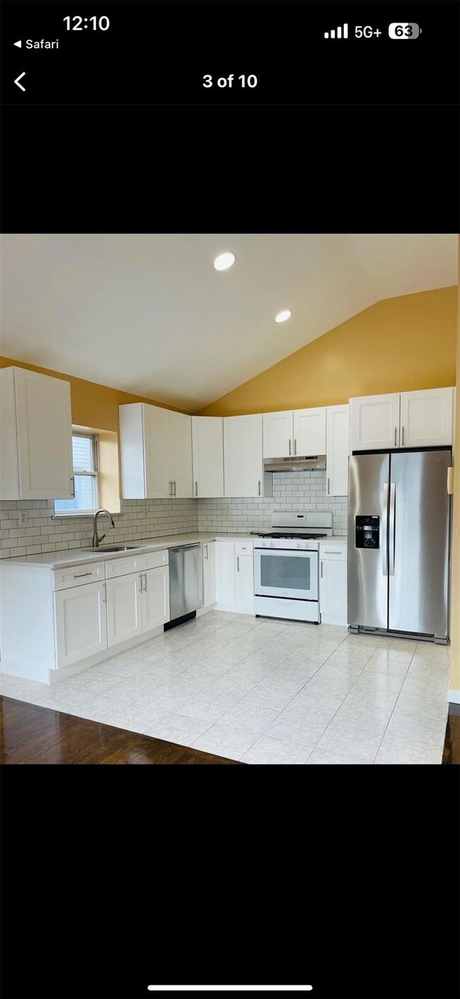 Building Photo - 528 Throgs Neck Expy
