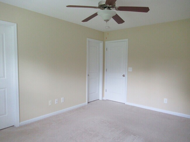 Building Photo - Three Bedroom Townhome in Richlands Close to Everything!!