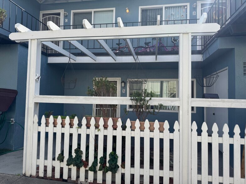 Building Photo - 10920 Apricot St