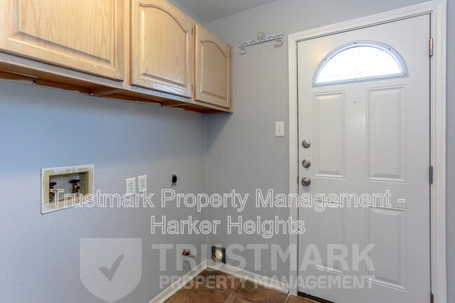 Building Photo - 320 Armadillo Ln