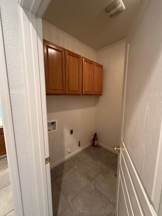 Building Photo - Charming 3 bedroom 2 bathroom home located in Hanford