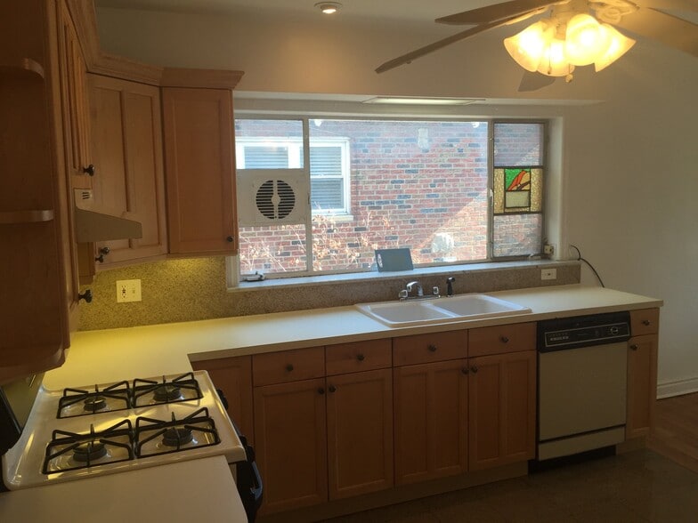 Building Photo - 205-276 76th St