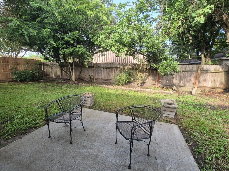 Building Photo - 10603 Hillcroft Ave