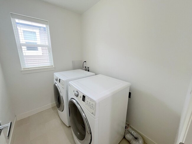 Building Photo - Spacious 4-Bedroom/3.5-Bathroom Townhome i...