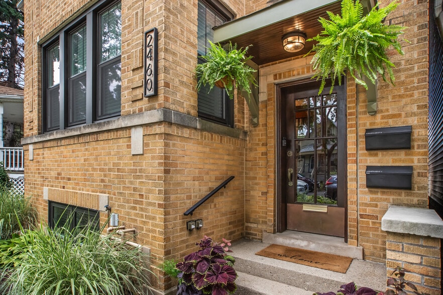 Building Photo - 2460 W Cullom Ave