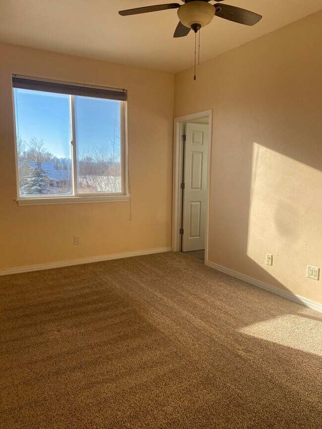 Building Photo - Spacious  3 bedroom 2.5 bathroom townhouse