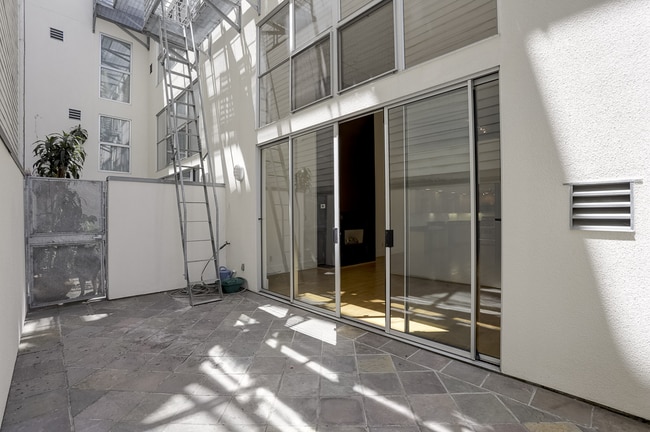 Building Photo - Luxurious Live/Work Loft in great DogPatch...