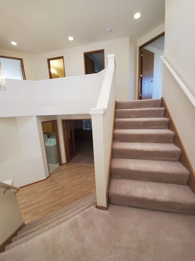 Building Photo - 4-Bedroom, 2.5-Bath located in Horn Rapids...