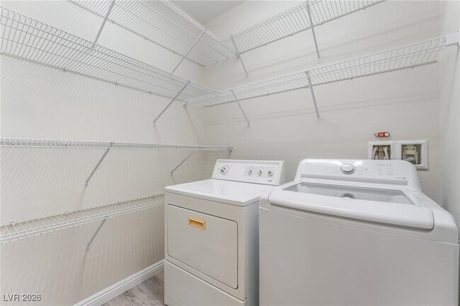 Building Photo - 10822 La Florentina Ave