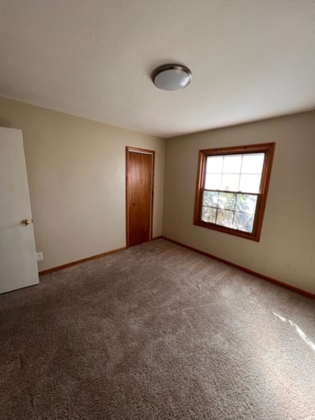 Building Photo - 423 E 274th St
