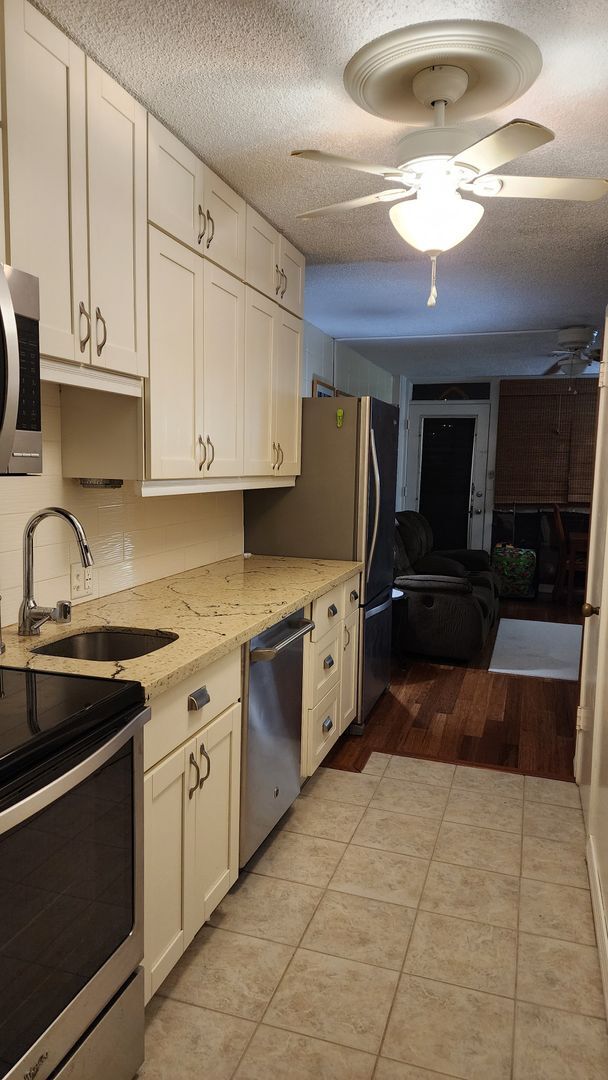 Building Photo - Fully-Furnished One Bedroom in Waikiki
