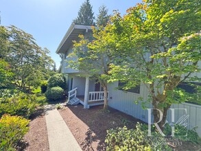 Building Photo - Highland Greens Golf Course Living