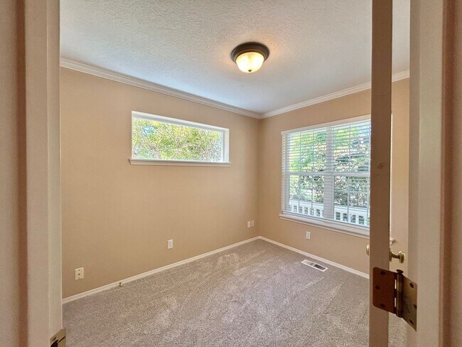 Building Photo - Spacious 4 Bed, 2.5 Bath House