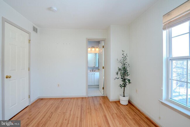 Building Photo - 128 S Barrow Pl