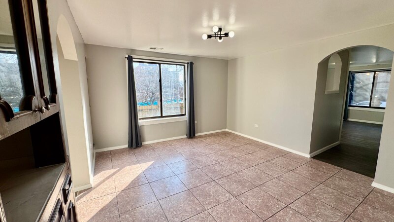 Building Photo - 1360 W Evergreen Ave