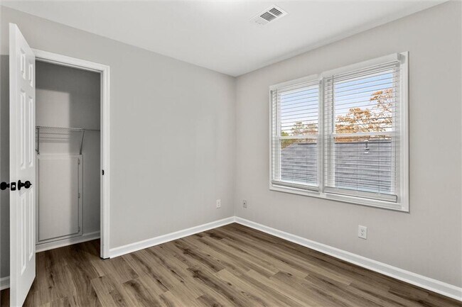 Building Photo - 2580 Waterford Park Dr