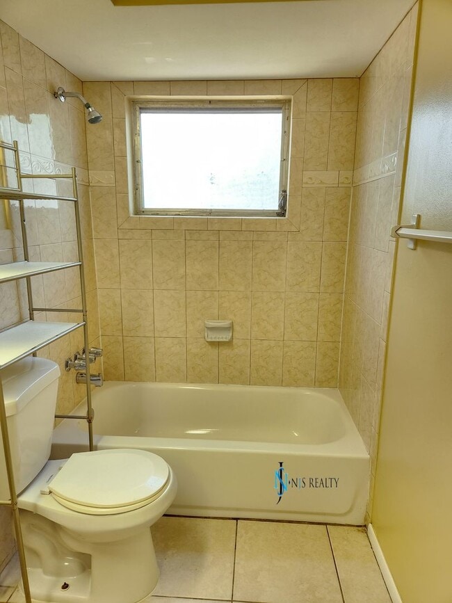 Building Photo - JUST REDUCED!!  Beautiful 2/2/1 1150 Sq. Ft. with BONUS ROOM!!... tile & luxury plank flooring, F...