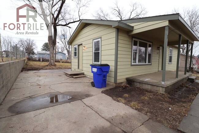 Building Photo - Spacious rental home!