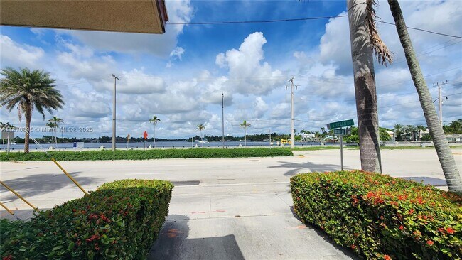 Building Photo - 505 S Ocean Dr