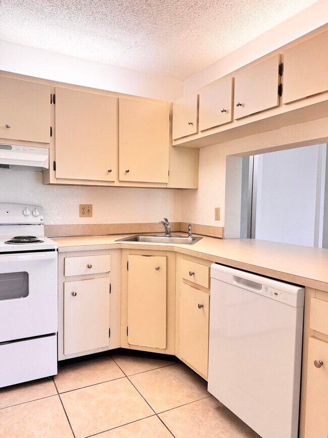 Building Photo - 1015 Green Pine Blvd