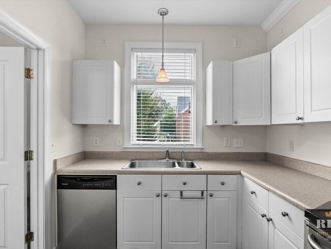 Building Photo - 3 Story Townhome, New Wood Floors, Great W...