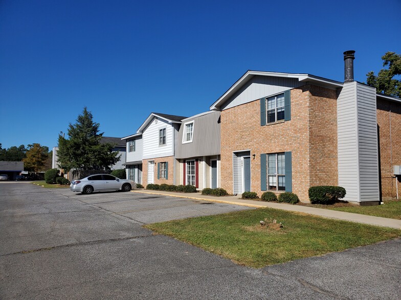 Primary Photo - Parkwood Townhomes and Apartments