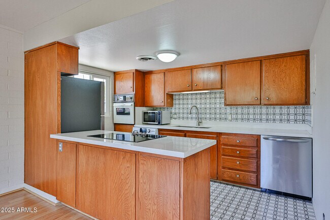 Building Photo - 6544 N 12th St