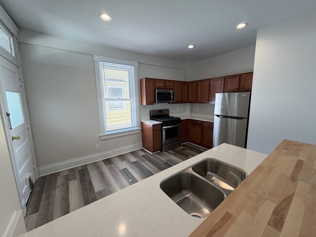 Building Photo - 2031 Hewitt Ave