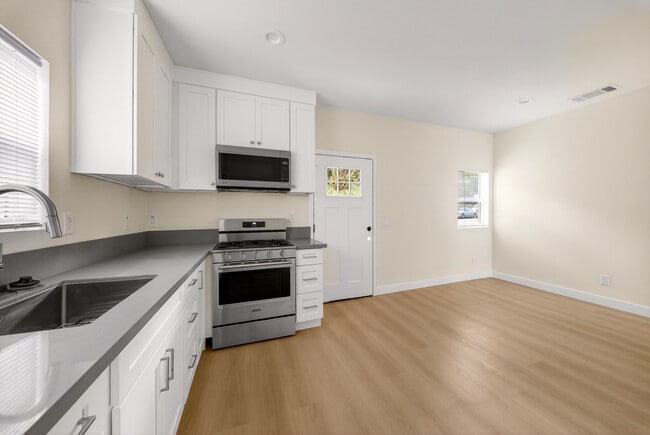 Building Photo - 3200 Weldon Ave