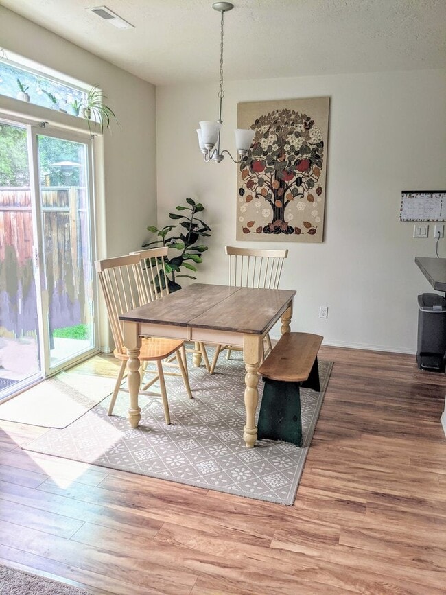 Building Photo - 3 Bed, 2 Bath Single Level Home in SE Bend...