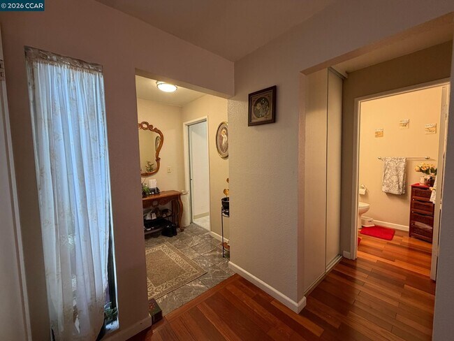 Building Photo - 6 Basin Ct