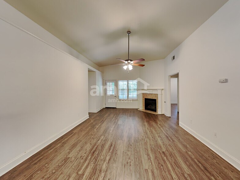 Building Photo - 2961 S Hartland Dr