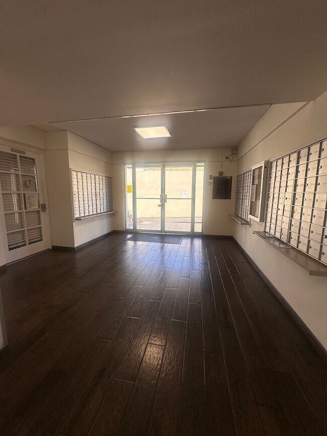 Building Photo - MOANALUA CURTIS #1208