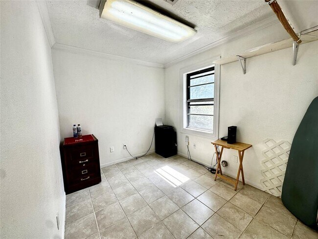 Building Photo - 1111 Doral Ln