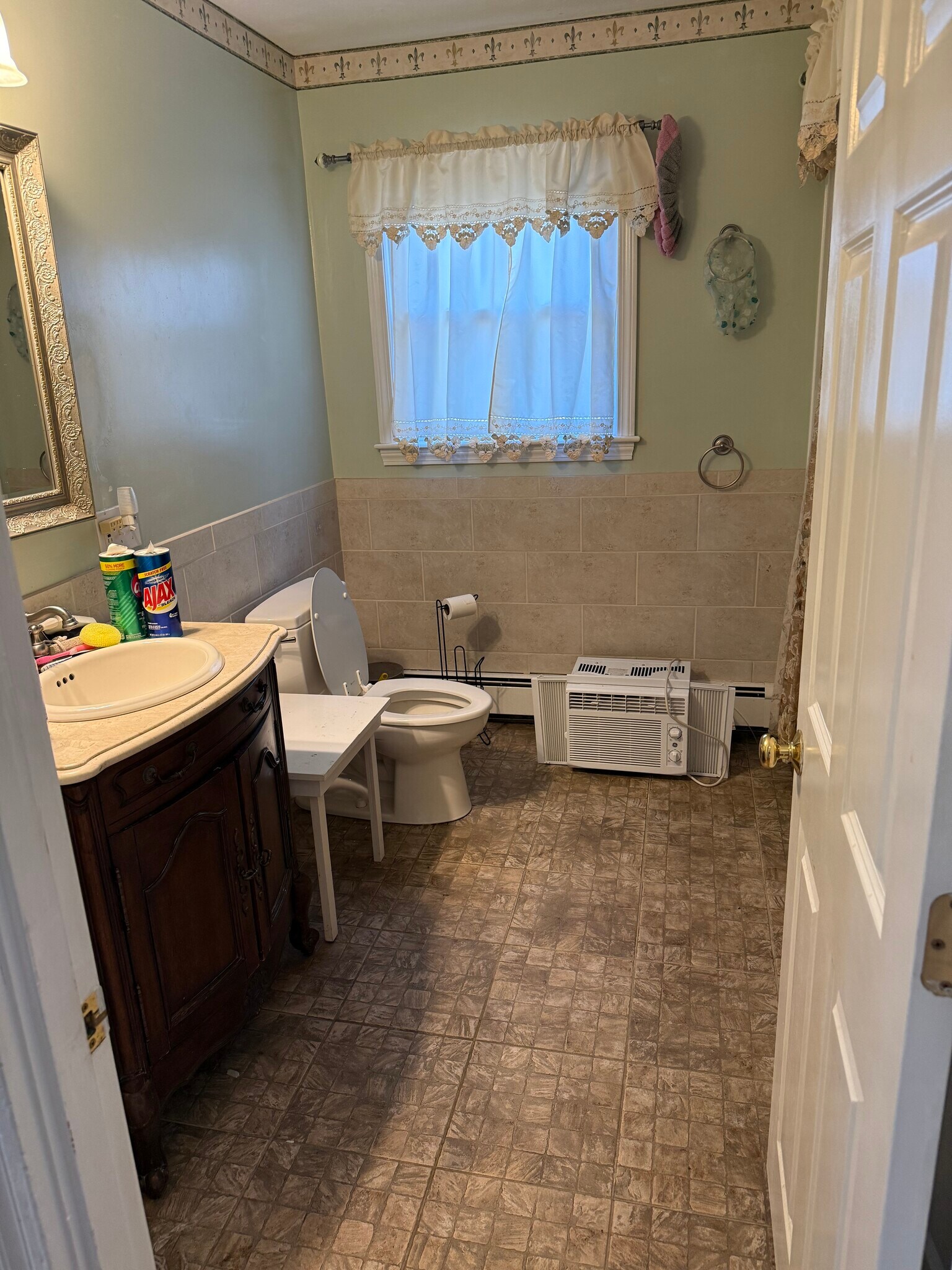 Building Photo - 298 Main St