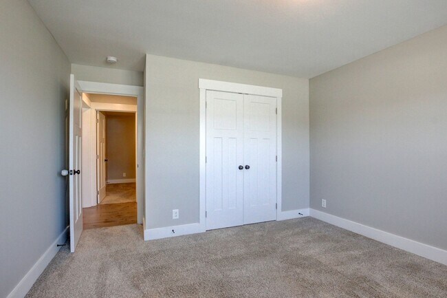Building Photo - Fresh and Clean 3 bed/2 bath minutes from Exit 8.  Show Stopper!