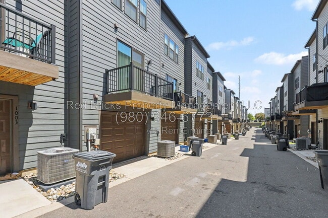 Building Photo - 1007 Simcoe Ln