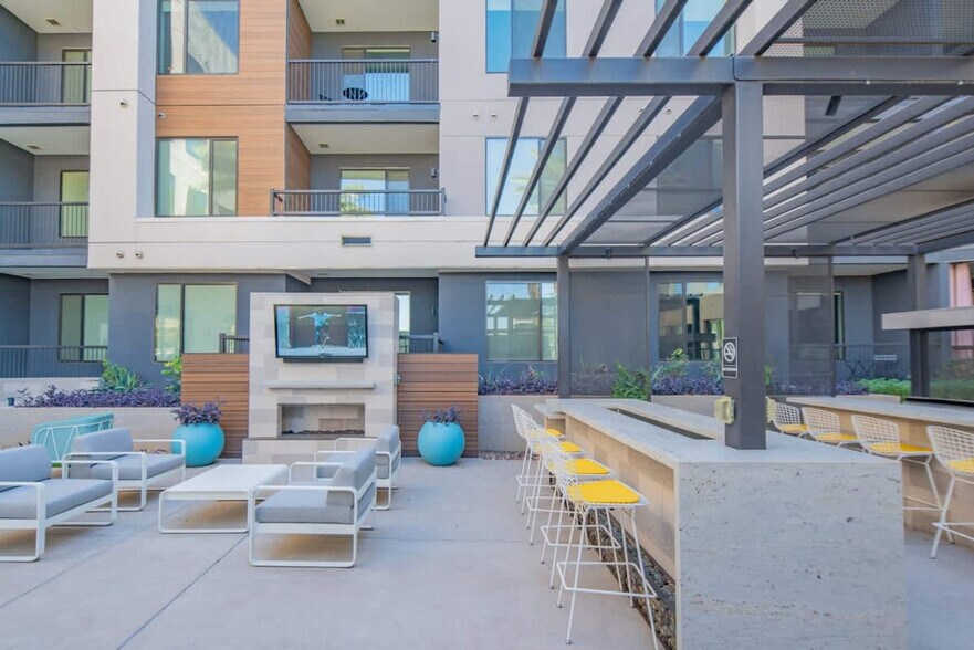 Building Photo - 688 W 1st St