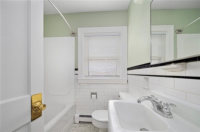 Building Photo - 146 Grove St