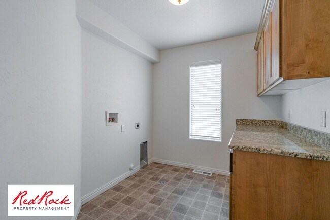 Building Photo - DOG-FRIENDLY 4 Bedroom Townhome with INTER...
