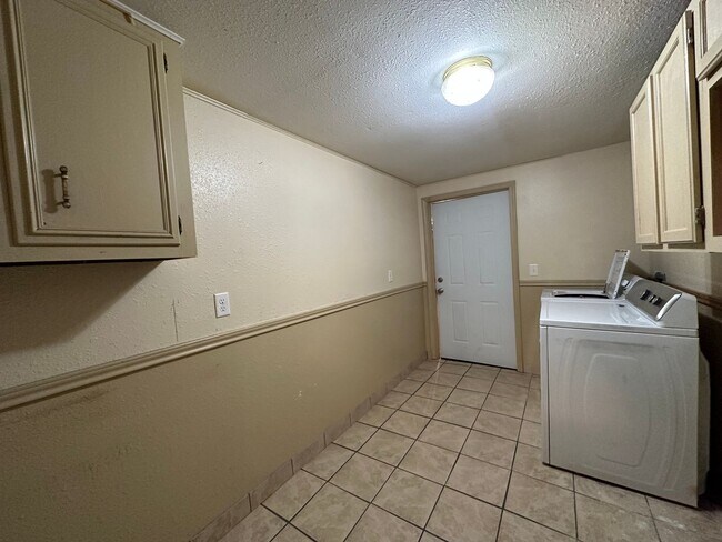 Building Photo - Downstairs apartment for rent