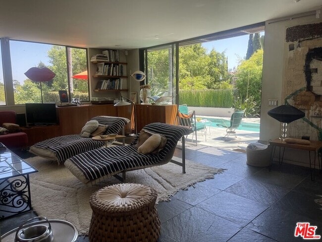 Building Photo - 1467 Queens Rd