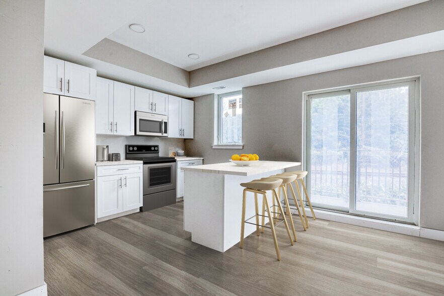 Building Photo - 1952 Bryn Mawr Ave